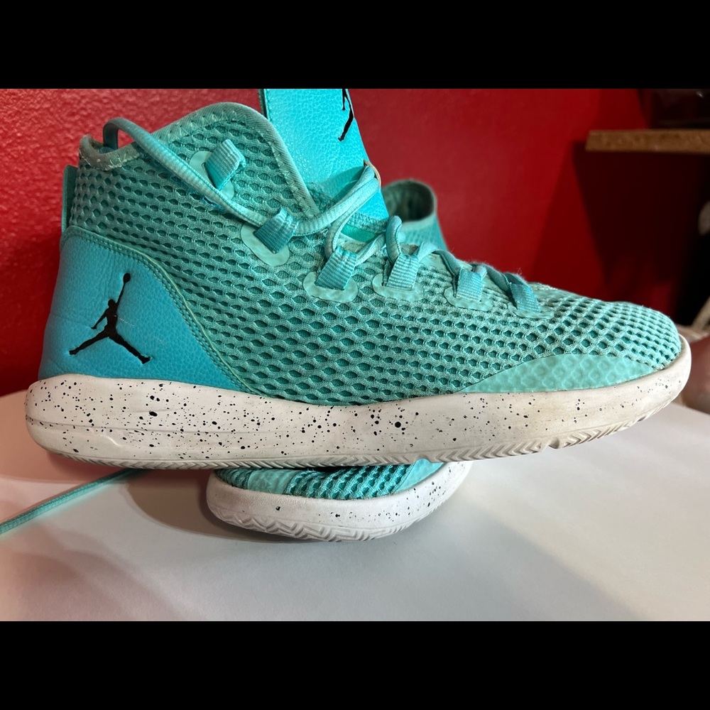 Size 9.5 - Jordan Reveal Hyper Turquoise